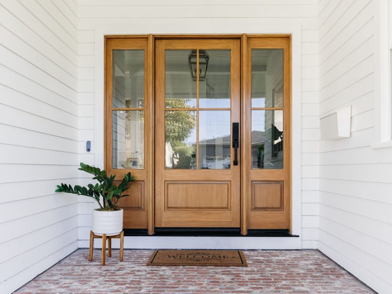 How to choose an entry door for your home in Quebec?